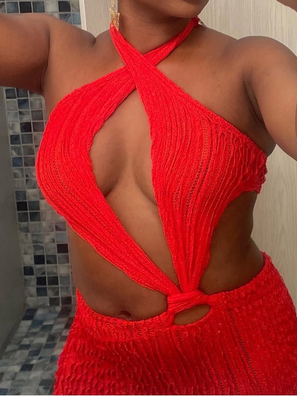 PrettyLittleThing Red Textured Cut-Out e Halter Dress